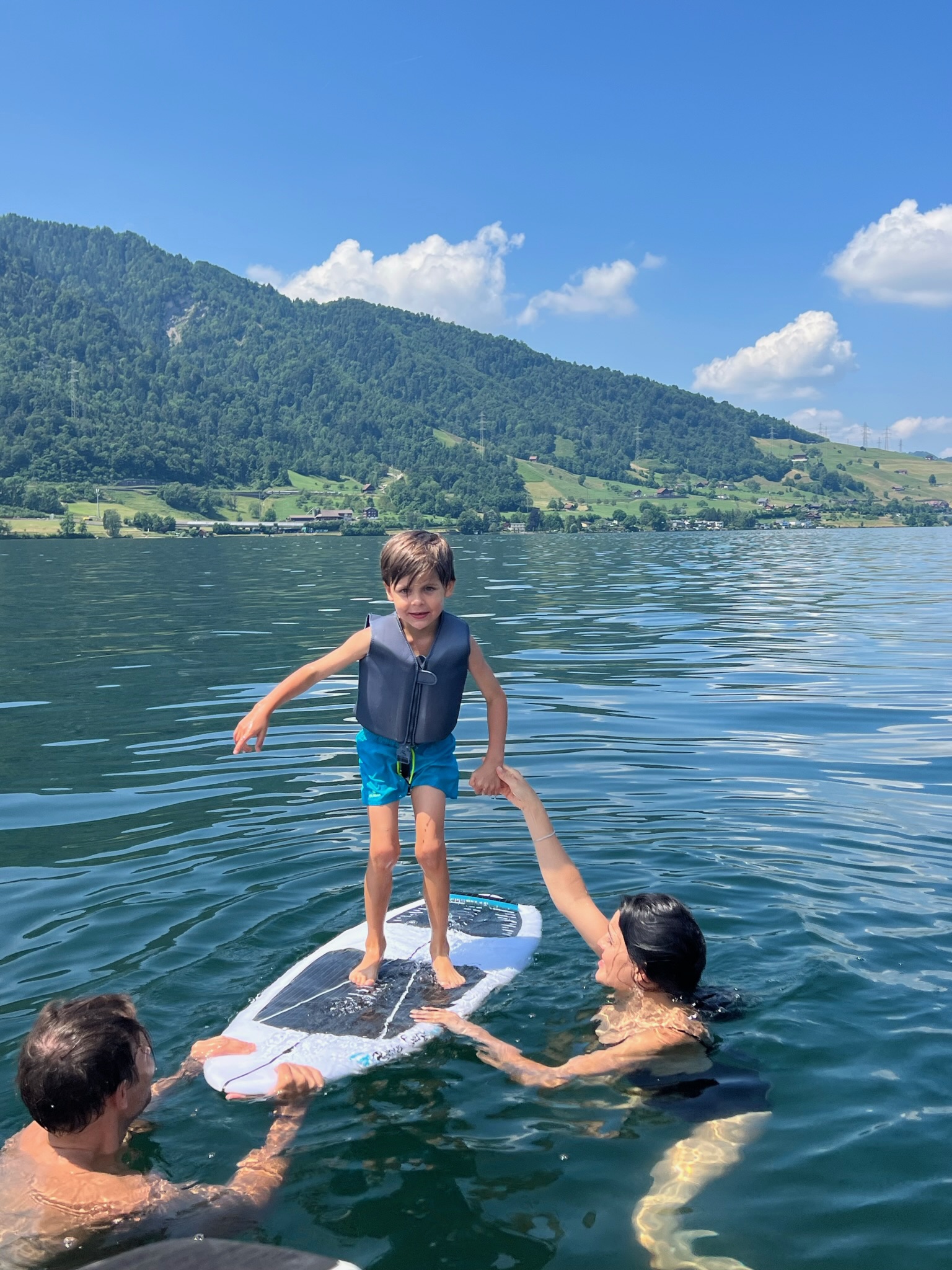 Wakesurf lesson with kid and family on Lake Zug